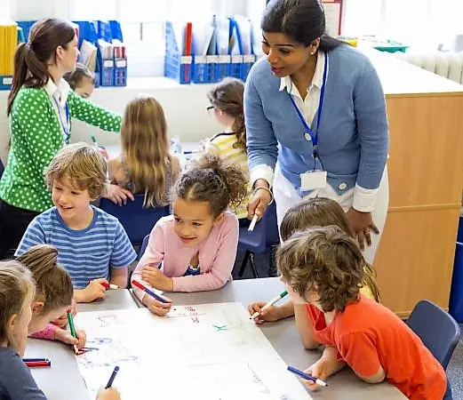 Professores da Educação Infantil em sala da aula com crianças